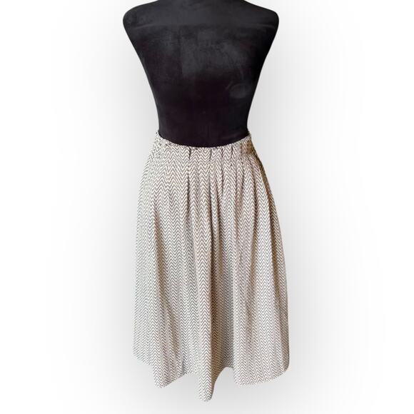 H&M Dresses & Skirts - H&M Women's Black & Cream Flowy Ruffle Front Waist Pull On A-Line Skirt Size 4